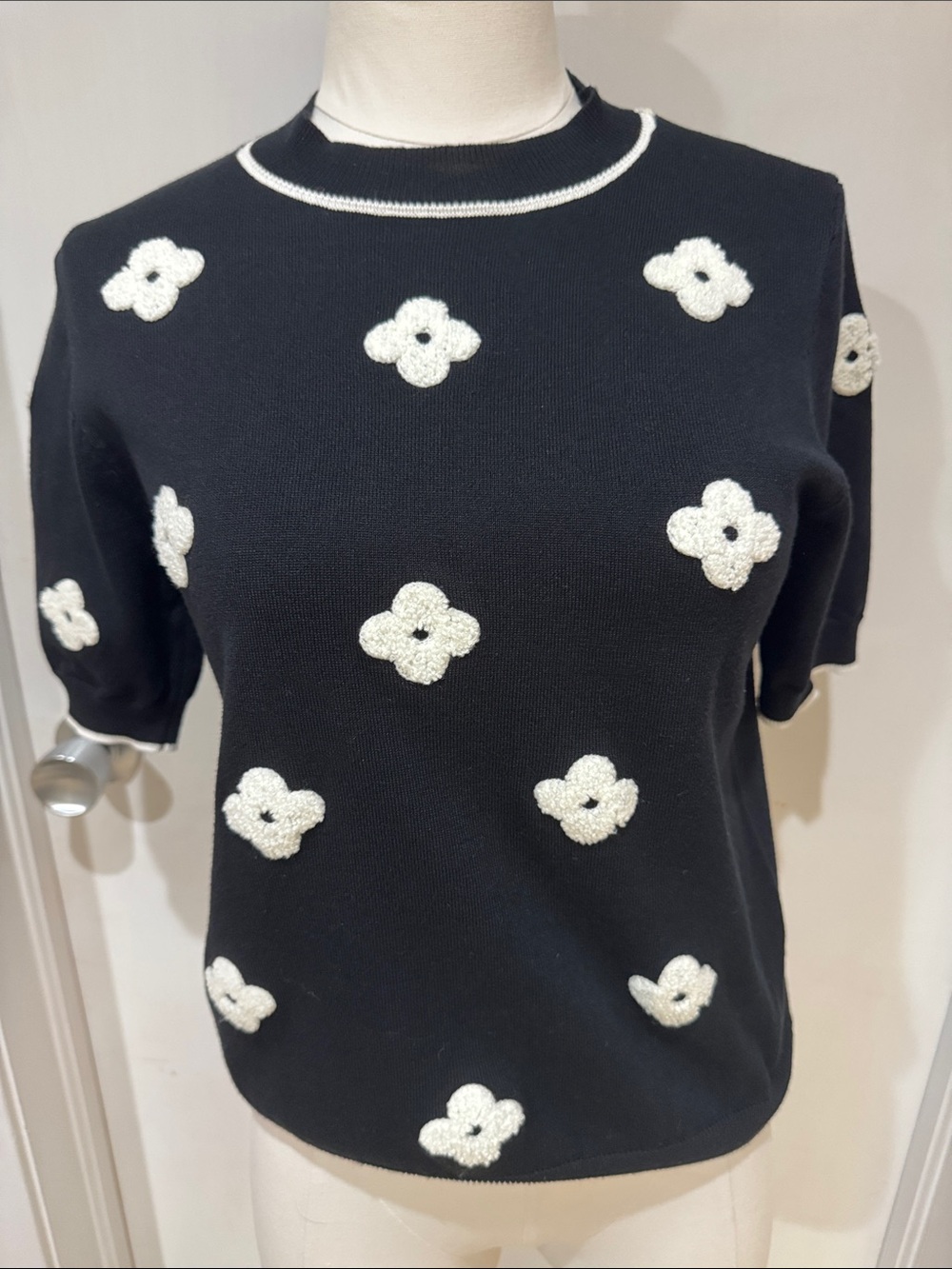 Black Floral Appliqué Short Sleeve Sweater Top